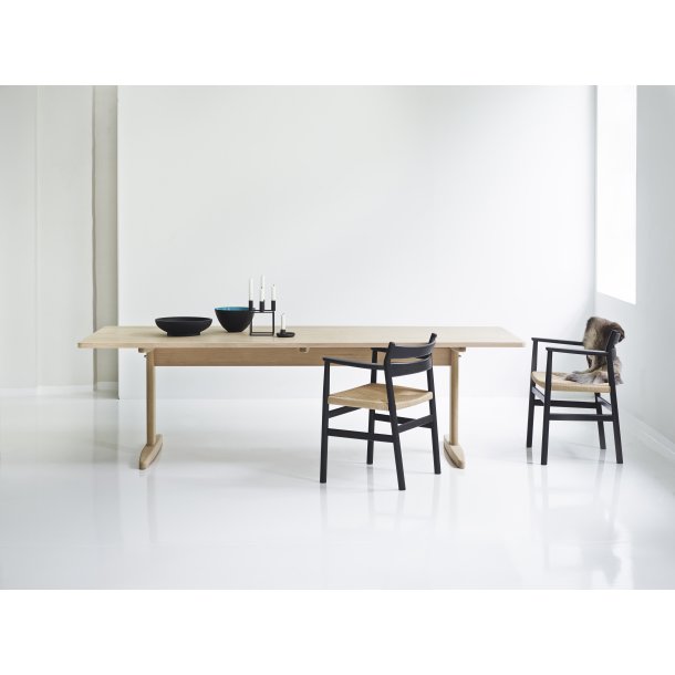 Bernstorffsminde BM2 armstol eg sortlakeret Af Brge Mogensen