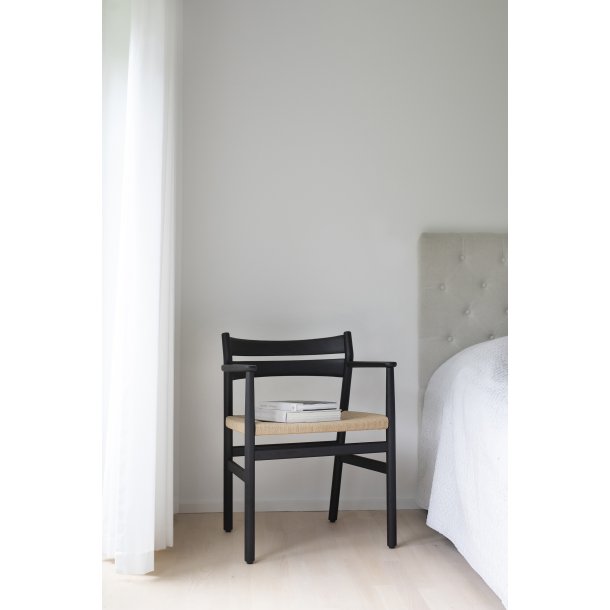 Bernstorffsminde BM2 armstol eg sortlakeret Af Brge Mogensen