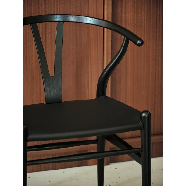 Carl Hansen &amp; S�n CH24P Y-stolen af Hans J. Wegner, sort eg m. Thor 301 l�ders�de