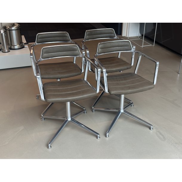 Vipp Cabin Round Table 494 &amp; Swivel Chair 452