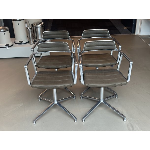 Vipp Cabin Round Table 494 &amp; Swivel Chair 452