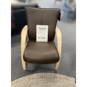 Brunstad Delta Adventure lnestol med lav ryg,  hvidolieret eg og brunt Anilux-lder.